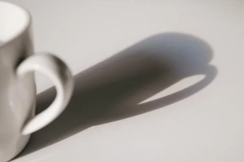 Coffee cup with long shadow side view Foto stock