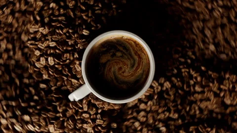 Coffee cup moving through heap of roasted beans. Stock-Footage 328628379