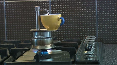 Coffee cup on percolator overflows Video stock 1071052