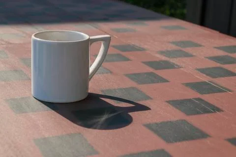 Coffee cup placed on a table and sunny Foto stock