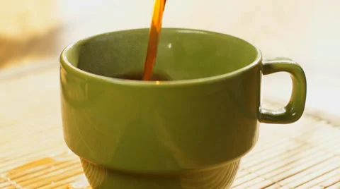 Coffee cup pour slow motion green Vídeos de archivo 38767782