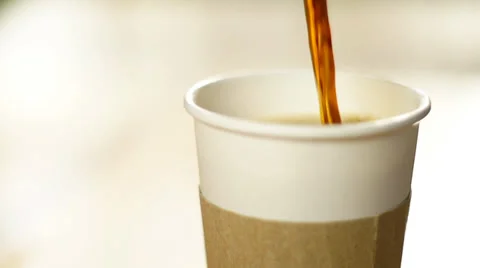 Coffee cup pour slow motion tight full Vídeos de archivo 38767828