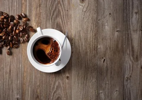 Coffee cup with roasted beans on rustic table Illustrazione stock