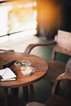 Coffee cup on rustic wood table Foto stock