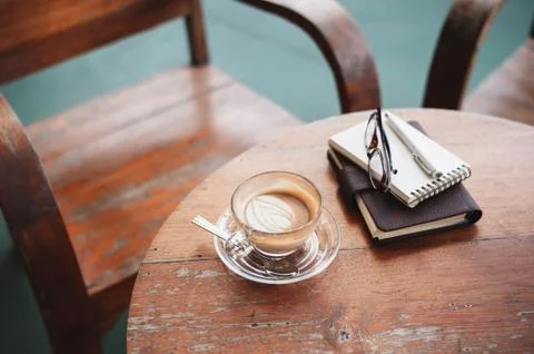 Coffee cup on rustic wood table Foto stock