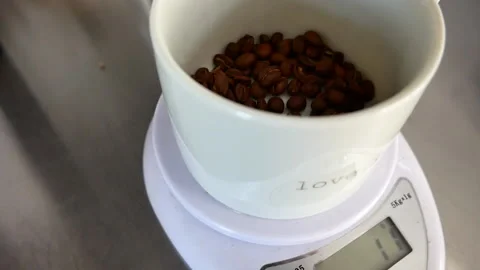 Coffee in cup on the scales Stockbeeldmateriaal 166533702