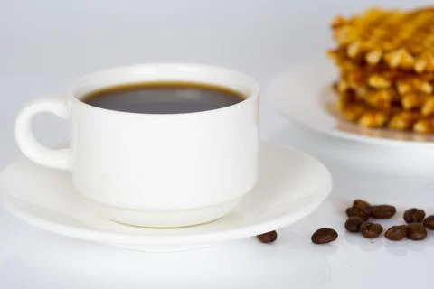Coffee cup with stack of belgian round waffles in plate Foto stock