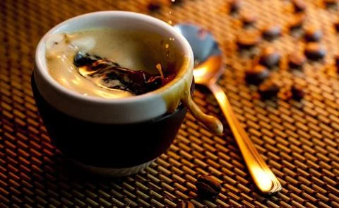 Coffee cup on the table with beans 库存照片