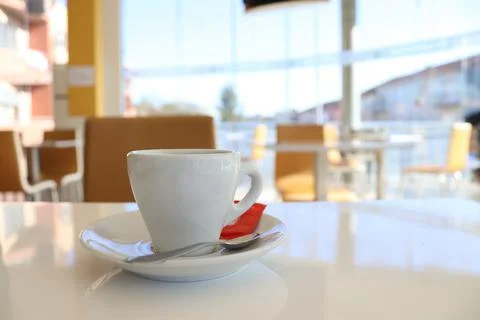Coffee cup on a table in a cafe. Stockfoto's
