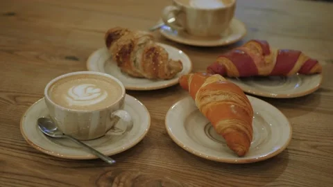 Coffee cups croissants Stockbeeldmateriaal 195977996