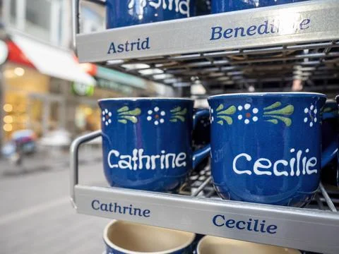Coffee cups with personalized names on display Stock Photos