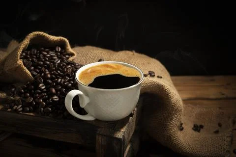Coffee cups with roasted coffee beans arranged on table, top view. with a b.. Foto stock