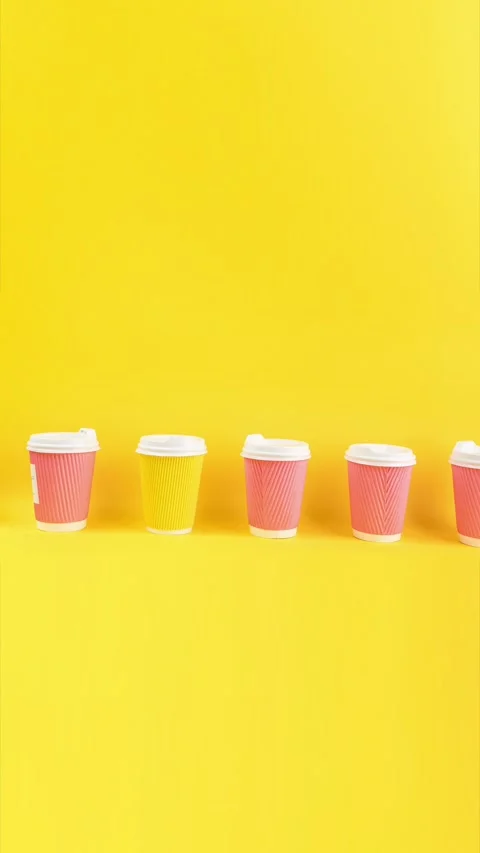 Coffee cups vertical yellow stop motion video Vídeo Stock 279668872