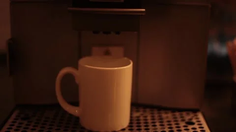 Coffee dispensed from a machine 库存影片 47142477