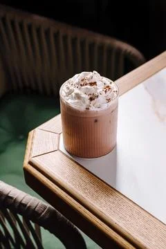 Coffee drink on a table in a cozy setting with simple design elements Foto stock