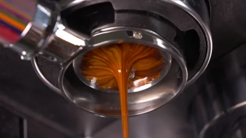 Coffee extraction process with a espresso machine using a bottomless portafilter Video stock 264096279