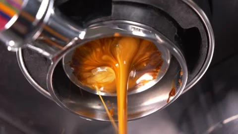 Coffee extraction process with a espresso machine using a bottomless portafilter 스톡 동영상 264096362