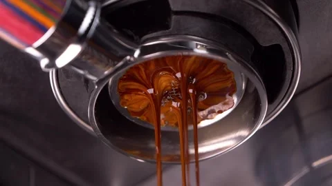 Coffee extraction process with a espresso machine using a bottomless portafilter Video stock 264096657