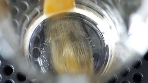 Coffee falling on the bottom of the cup Vídeo Stock 81947014