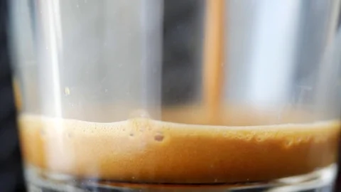 Coffee falling on the bottom of the cup in slow motion Vídeo Stock 81952334