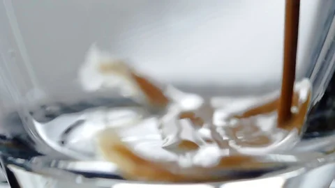 Coffee falling into the cup Vídeo Stock 82008106