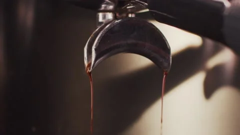 Coffee flows from holder in a mug Vídeo Stock 158982129