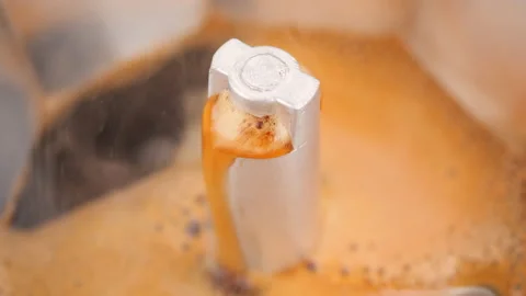 Coffee in geyser coffee maker, macro. Hot coffee pour from geyser coffee maker Vídeos de archivo 221541000