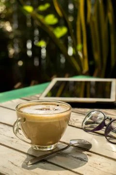 Coffee, glasses, the tablet placed on a table. Stock-Fotos