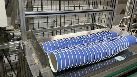 Coffee-to-go cup production on a machine. 動画素材 155516388
