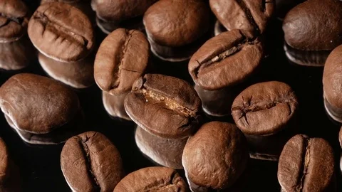 Coffee grains macro rotate with specular reflection Stock Footage 74775243