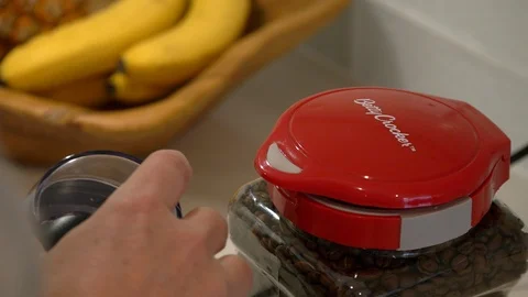 Coffee grains putting into the grainier. Close up on hands. 動画素材 86252918