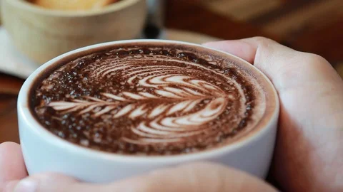 Coffee Latte Art, leaf pattern in the glass on the hand 스톡 동영상 108262580