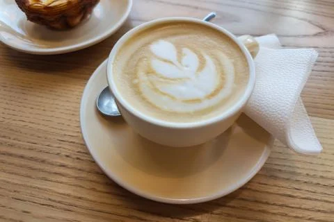 Coffee latte with pattern of latte art in white cup Fotos de archivo