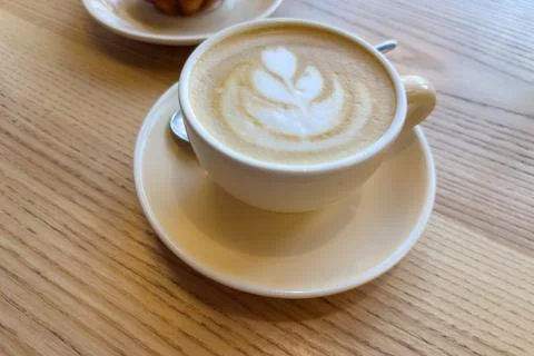 Coffee latte with pattern of latte art in white cup Fotos de archivo
