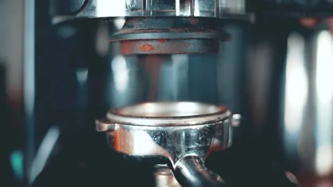 Coffee machine, barista preparing coffee in cafe. The process of roasting  库存影片 162877092