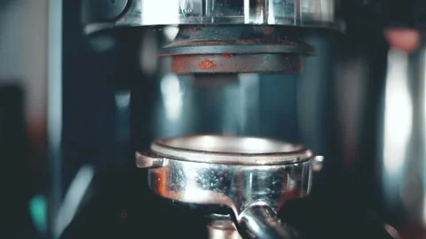 Coffee machine, barista preparing coffee in cafe. The process of roasting  库存影片 162877134