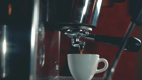 Coffee machine, barista preparing coffee in cafe. The process of roasting  库存影片 162877463