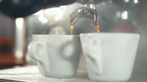 Coffee machine, barista preparing coffee in cafe. The process of roasting  库存影片 162878111