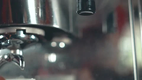 Coffee machine, barista preparing coffee in cafe. The process of roasting  库存影片 162878141