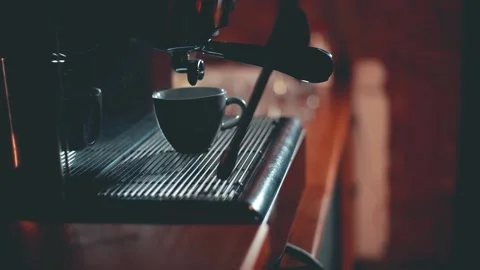 Coffee machine, barista preparing coffee in cafe. The process of roasting  库存影片 162878829