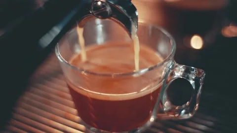 Coffee machine, barista preparing coffee in cafe. The process of roasting  库存影片 162878858