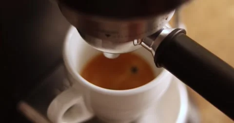 Coffee machine filling a cup with. Making coffee by coffee machine into cup,  库存影片 300364605