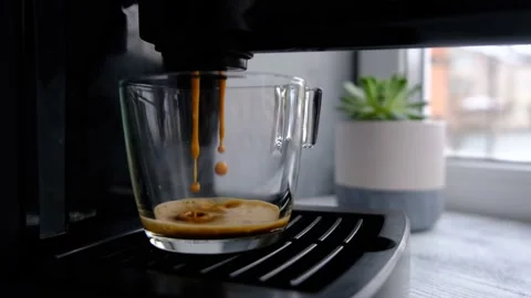 Coffee machine making espresso in glass transparent coffee cup Vídeos de archivo 130844564