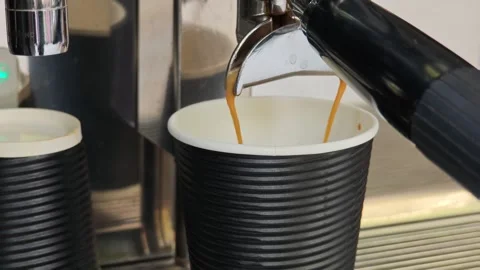 Coffee machine pouring espresso in takeaway cup Vidéo 310307399
