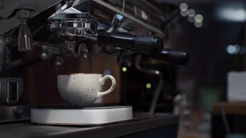 The coffee machine pours coffee into a mug on the scales. Video stock 165000763