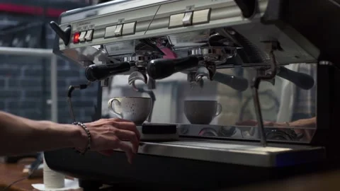 The coffee machine pours coffee into a mug on the scales. Video stock 165002283