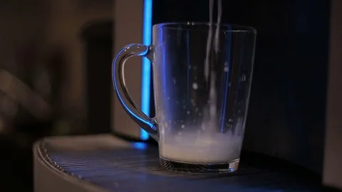 A coffee machine prepares a latte Vidéo 76245858