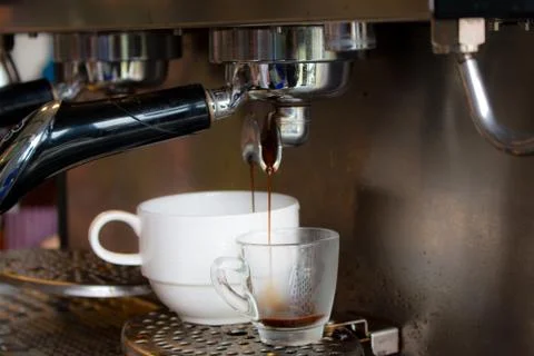 Coffee machine preparing fresh coffee and pouring  in cup Foto stock