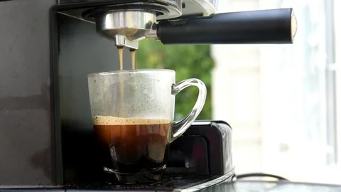 Coffee from machine with a small cup 库存影片 72916771