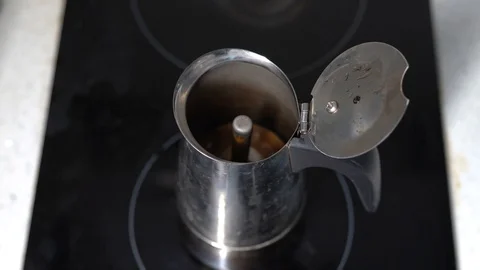 The coffee maker explodes during brewing, 4K 動画素材 124643991